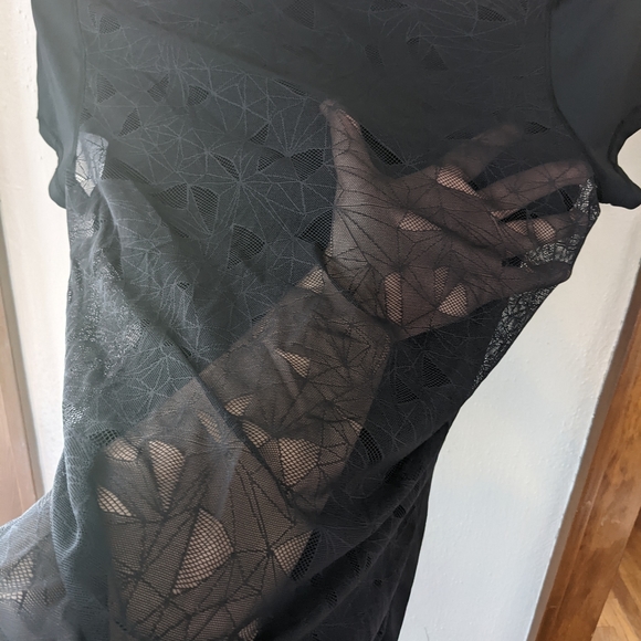 Women's Under Armour Athletic Shirt w/Sexy Mesh Black - Picture 1 of 7